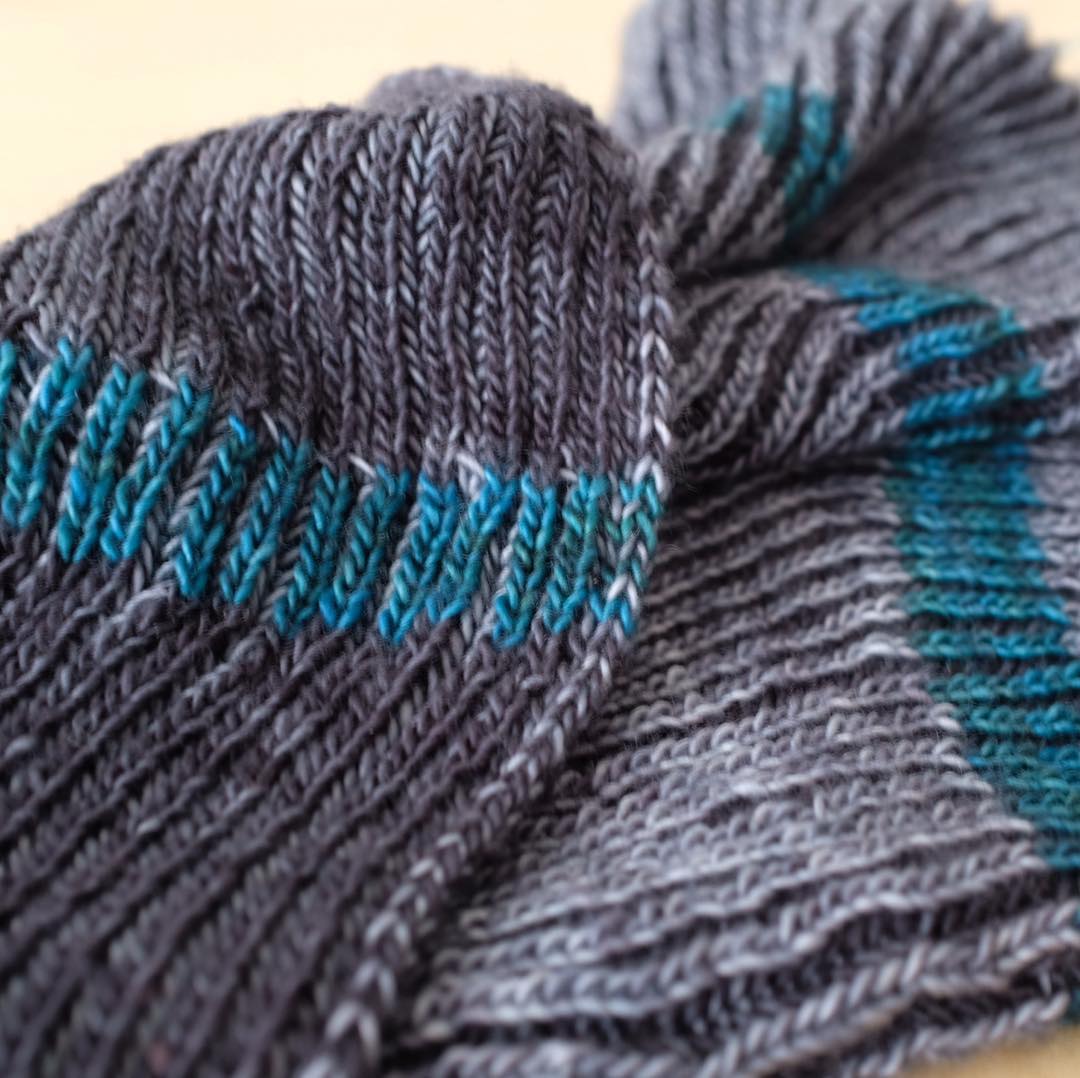 Mon étole Macklin de @sosuknits avance bien ! C’est fou comme ça va plus vite…