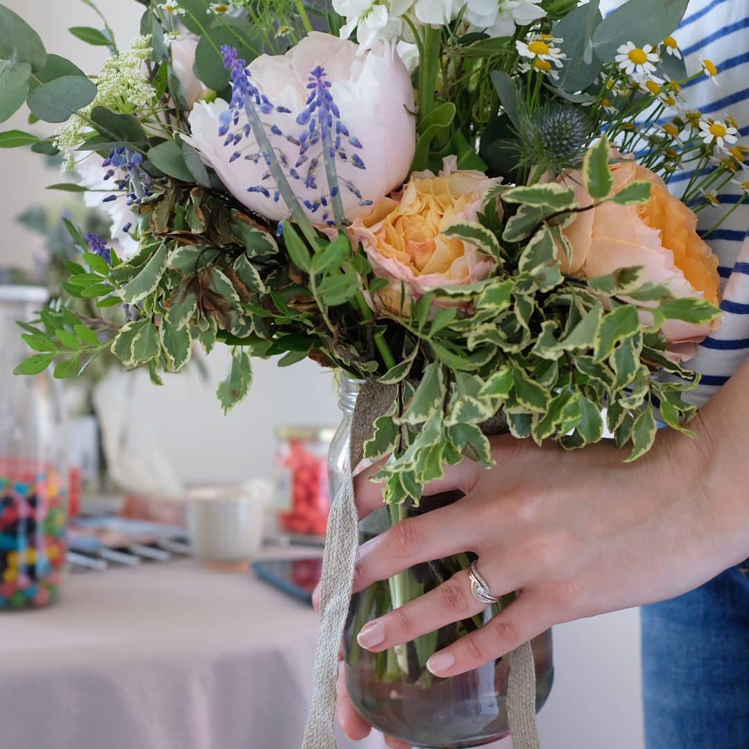 Mon deuxième bouquet que je n&rsquo;ai pas réussi à lancer et mon alliance. Un anne…