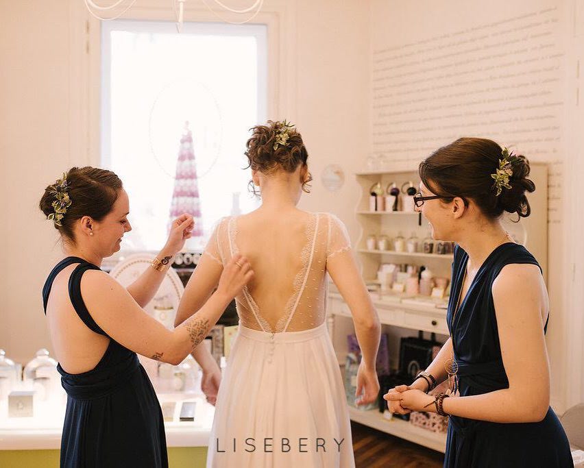 2/12 La journée a commencé au salon @la_petite_baignoire où j’ai été coiffée …