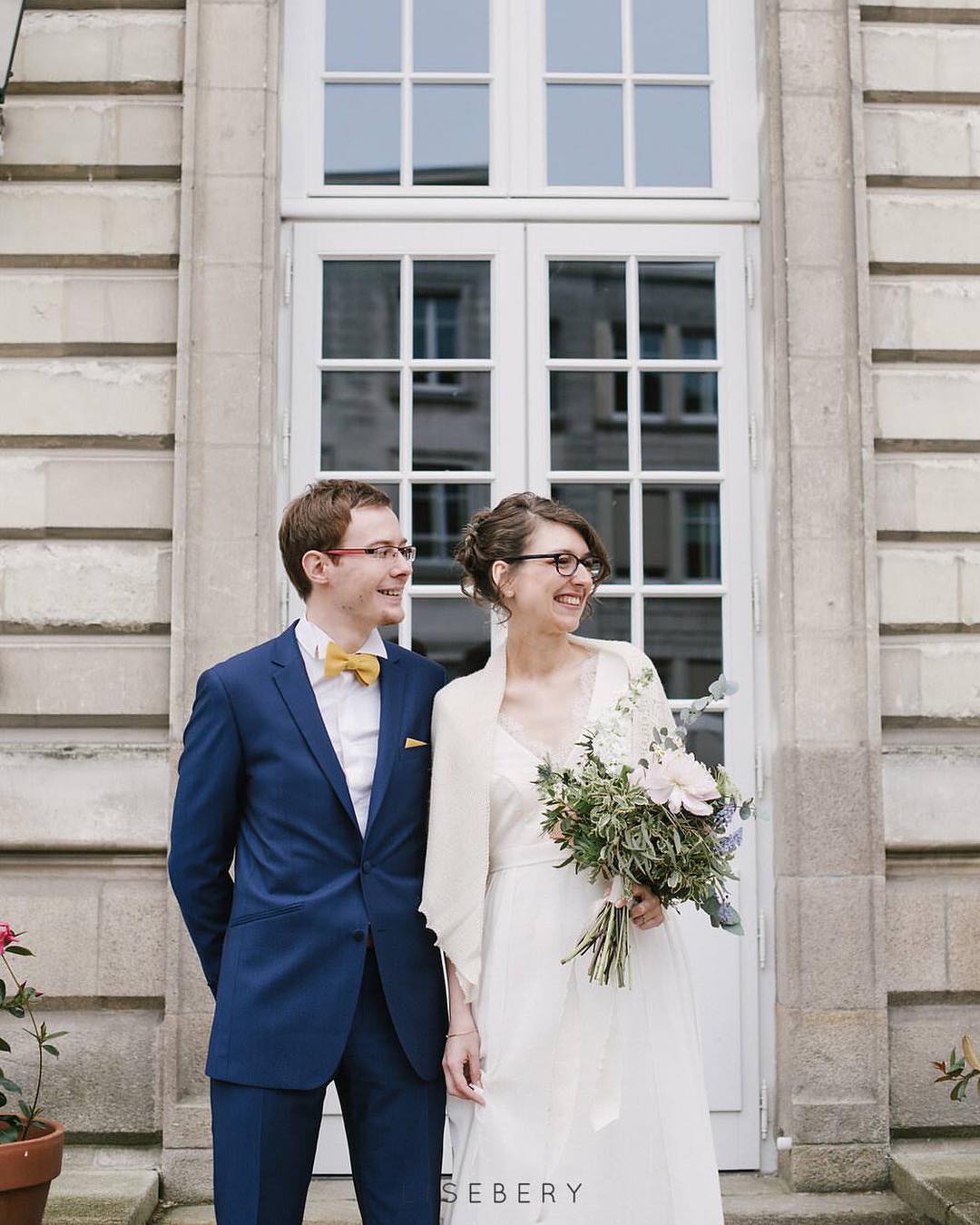 5/12 La sortie de la mairie. Avec mon bouquet de chez @atelier.aimer. Marie a…