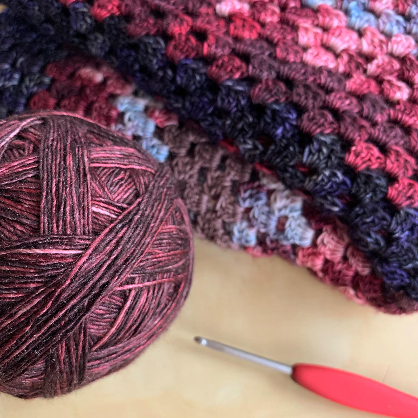 🧶 Prendre le temps de bobiner à la main un écheveau et ressortir le crochet.