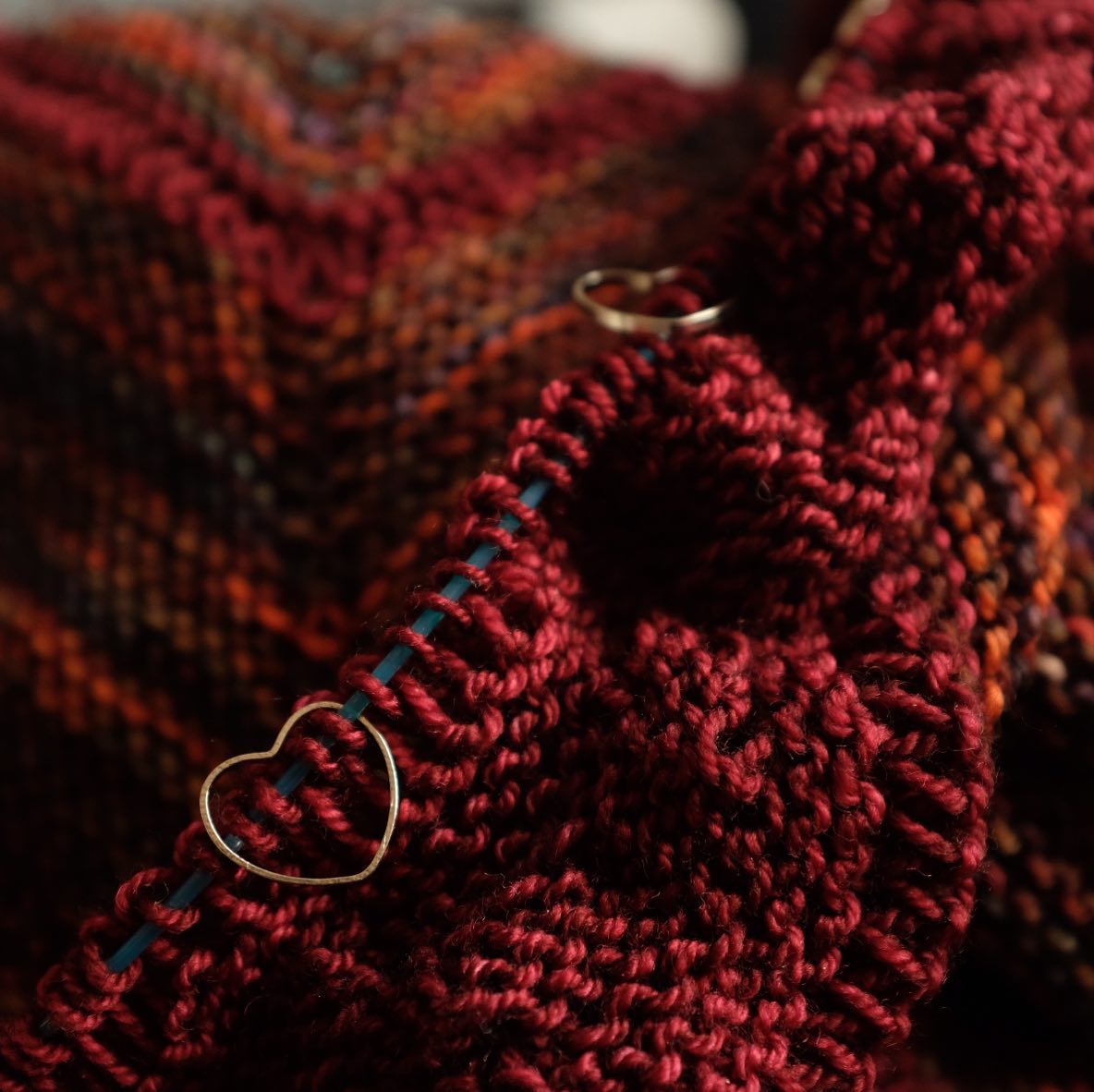🧶 En ce moment, je tricote pour ma maman ! Il s’agit du châle Summer in the C…