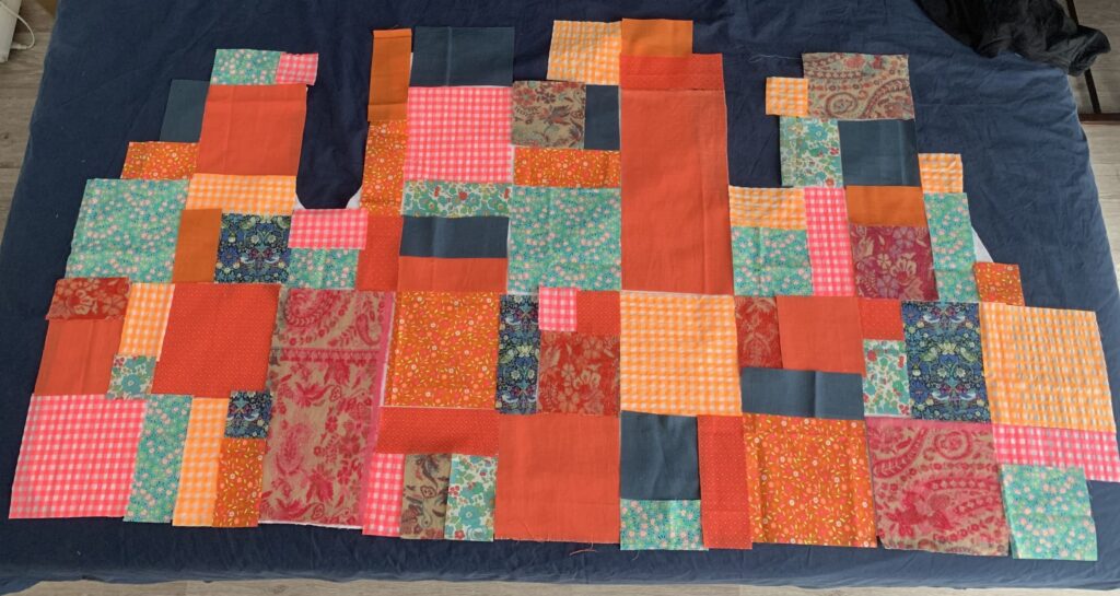 Rectangles et carrés de tissus disposés pour former la veste.